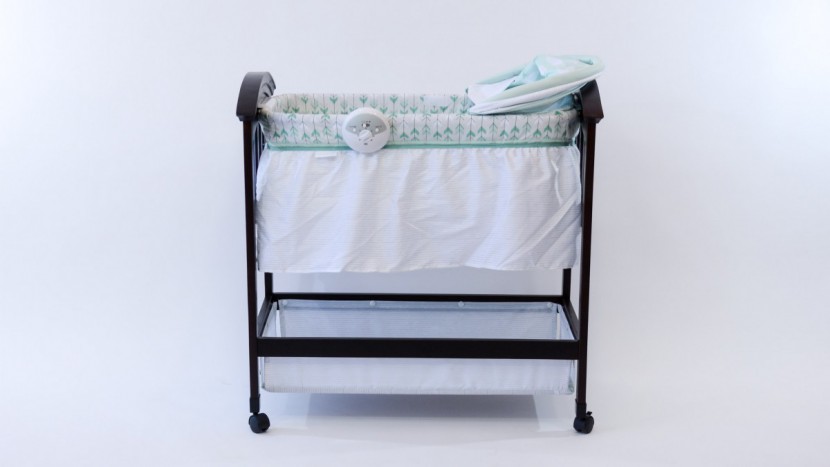 summer infant classic comfort wood - the summer infant has a fabric skirt around the outer edge that is...