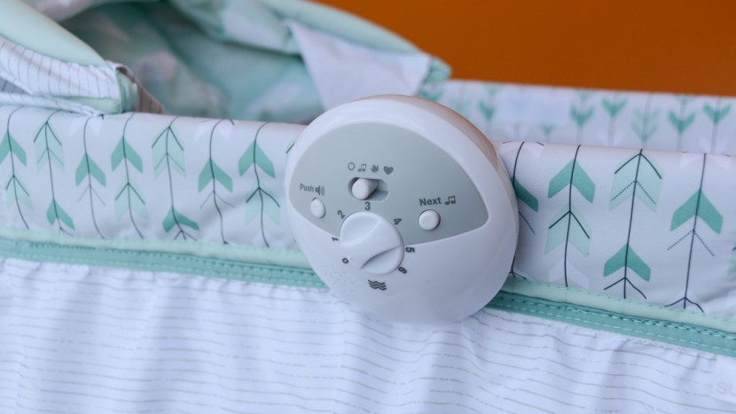 summer infant classic comfort wood - the summer infant comes with a baby soother that provides vibration...