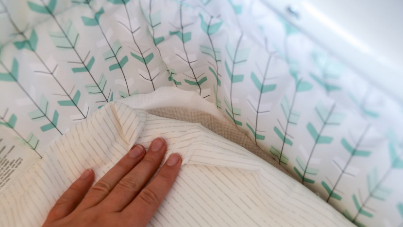 summer infant classic comfort wood - the summer infant has a mesh bottom, but the fabric side walls...