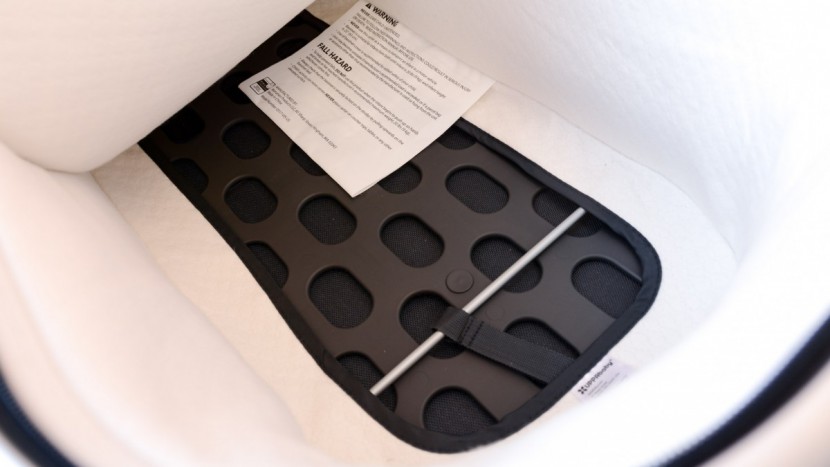 the bottom frame of the uppababy sleeping area is plastic with holes...