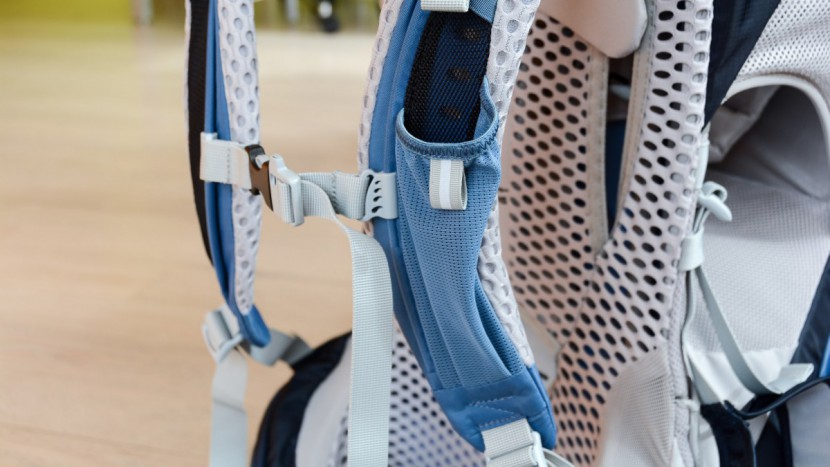 the front chest clip of the osprey helps draw the shoulder straps in...