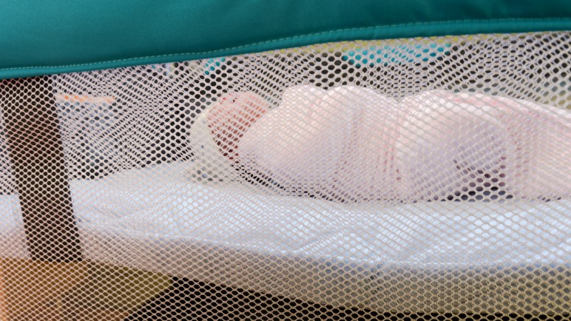 graco pack &#039;n play on the go bassinet - the graco bassinet has mesh sides for increased breathability.