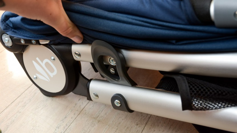 the speed has an auto-lock feature to keep the folded stroller closed.