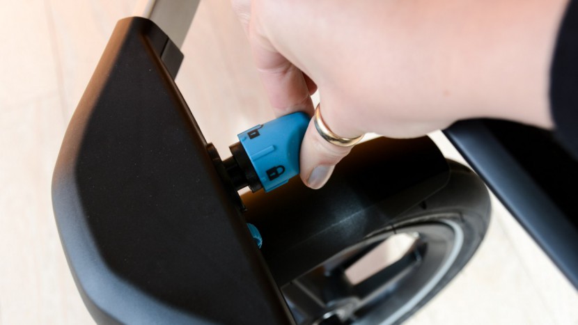 thule urban glide 2 double - the front swivel wheel on the urban glide double can be locked in...