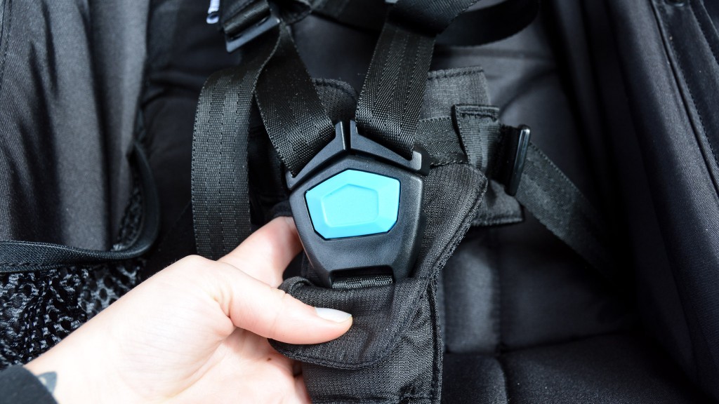 thule urban glide 2 double - the 5-point harnesses on the urban glide double are nicer than the...