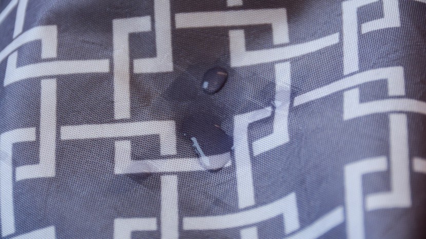 sarah wells "lizzie" bag absorbs the water.