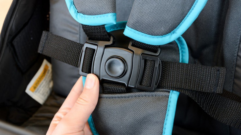 graco jetsetter - the shoulder straps on the jetsetter connect to the waist straps...