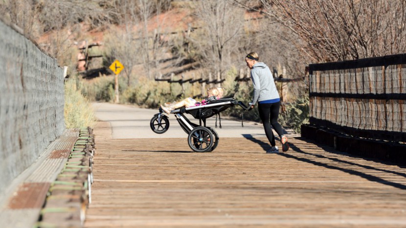 thule urban glide 2 double - the urban glide 2 double tilts to turn when the swivel wheel is...