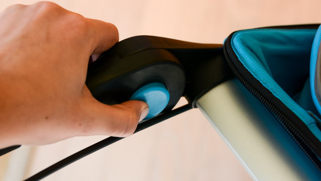 thule urban glide 2 combo - the urban glide 2 handlebar is adjustable on a pivot point. this...