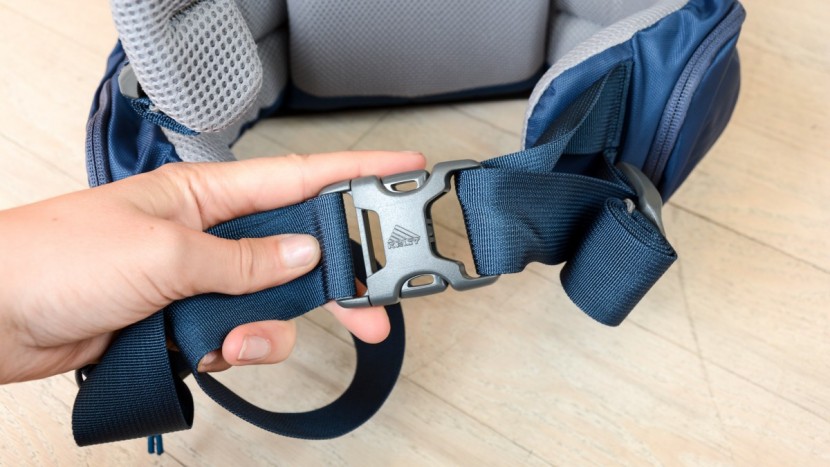 the buckle on the elite is large and easy to use with one hand.
