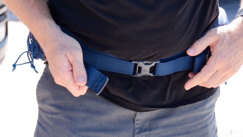 kelty journey perfectfit elite - the waistband adjustment straps on the elite tighten by pulling...