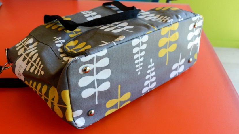 the feet help keep the bottom of the bag from getting as dirty and...