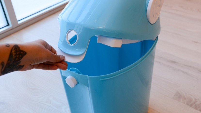 baby trend diaper champ deluxe - the lid on the baby trend is heavy and cumbersome. it created a...