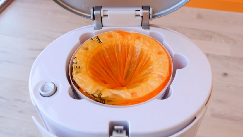 munchkin step - the twisting action helps to keep the dirty diaper stink inside the...