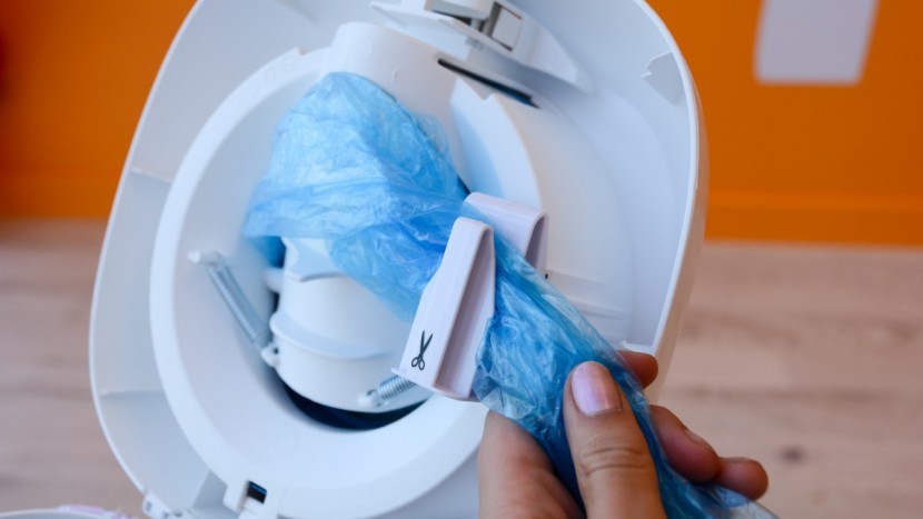 playtex diaper genie expressions - the attached blade on the expressions makes it easy to cut the liner...