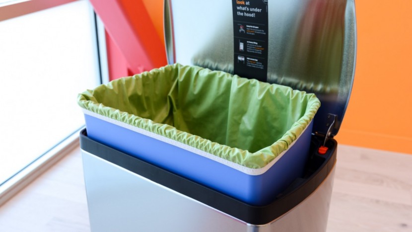 simplehuman 38 liter rectangular step can - when removing a liner from the simplehuman can, put the lid in its...