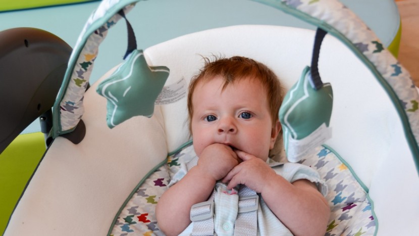 graco glider lite lx - the mobile on the graco glider lite lx is made of two simple toys...