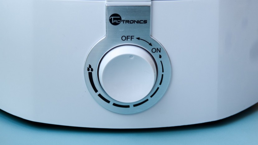 taotronics tt-ah002 - the single variable moisture control dial on the taotronics is easy...