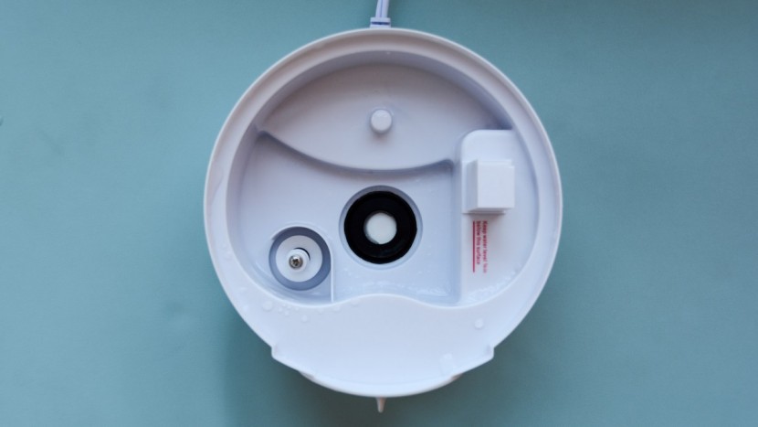 safety 1st 360 - the area around the float and in the sharp upper corner of the...