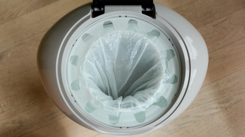 tommee tippee simplee - the trap door on the simplee can be so stiff that disposing diapers...