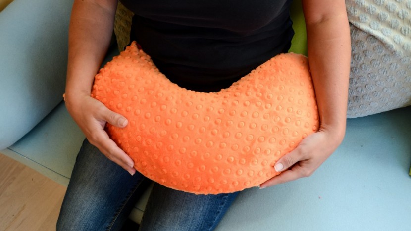 luna lullaby travel pillow - the l-shape design of the luna lullaby lil something makes it easy...