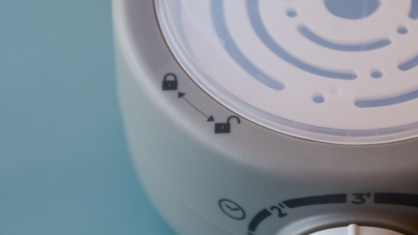 beaba babymilk - the deep lid on the babymilk is designed to trap heat inside to warm...