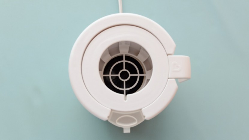 the plastic ring included with the munchkin helps retain the heat...