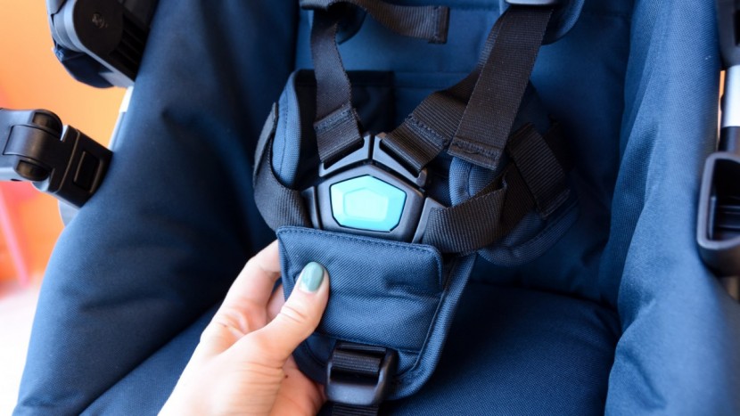 thule sleek - the 5-point harness on the sleek requires connecting the shoulder...