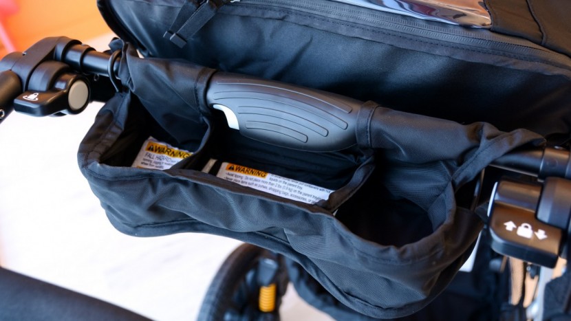 the frumpy parent console on the activ3 has 2 cup holders and a...