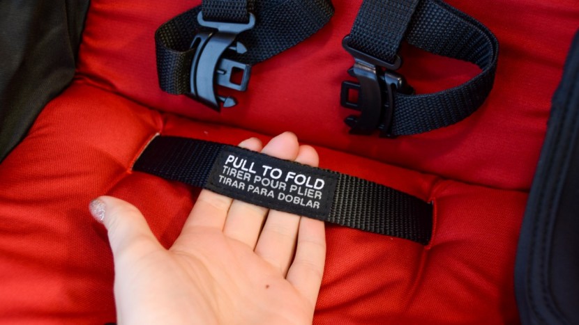 the handle on the seat bottom quickly folds the b-lively in half...