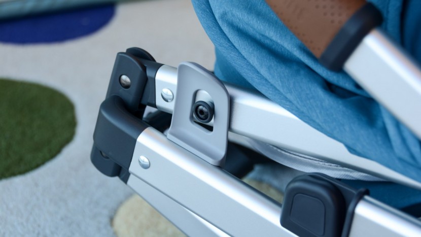 the minu has an automatic locking mechanism with a lot of play which...