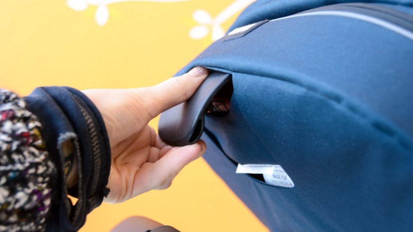 thule sleek double - the sleek seats recline by pulling the lever on the back and tilting...