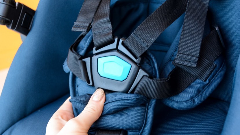 thule sleek double - the sleek buckle is somewhat convoluted requiring each strap to be...