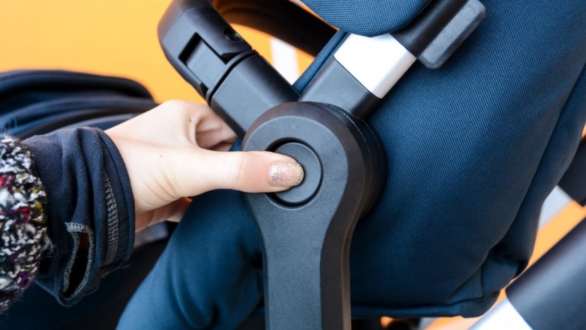 thule sleek double - the belly bar on the sleek flips open to allow easy access to the...