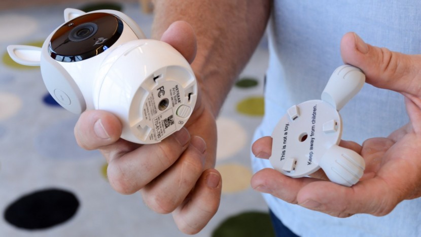 the arlo baby comes with mounting feet for table top setup.
