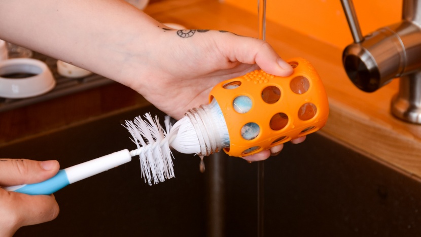 dr. brown's bottle brush fits into narrow mouth bottles with ease.