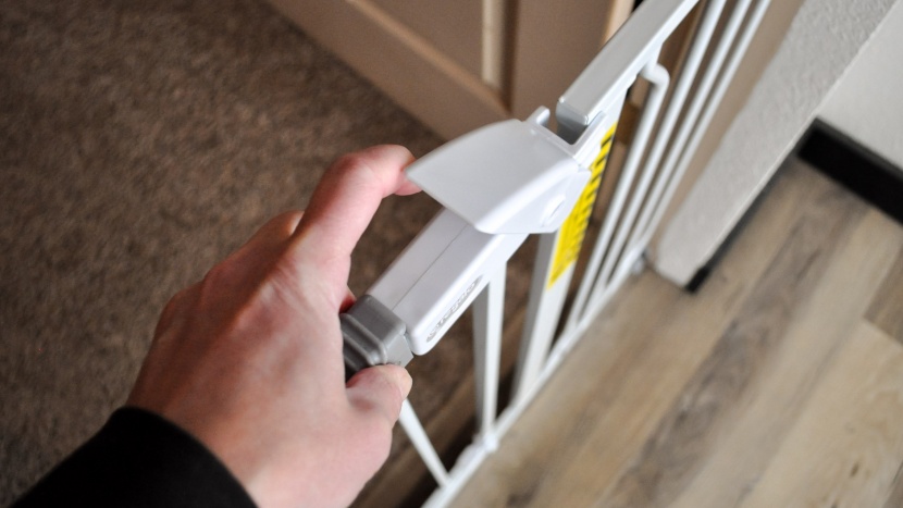 baby gate - to move the regalo gate you need at least one hand and three steps...