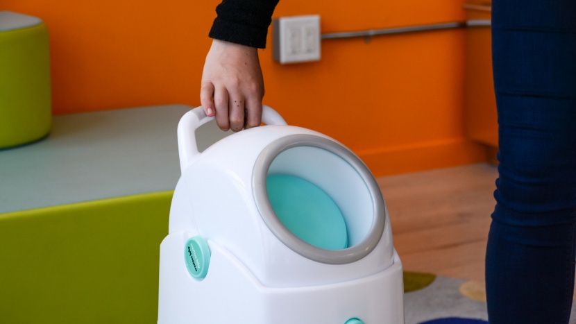 you can rotate the lid of the creative baby tidy easily with one hand.