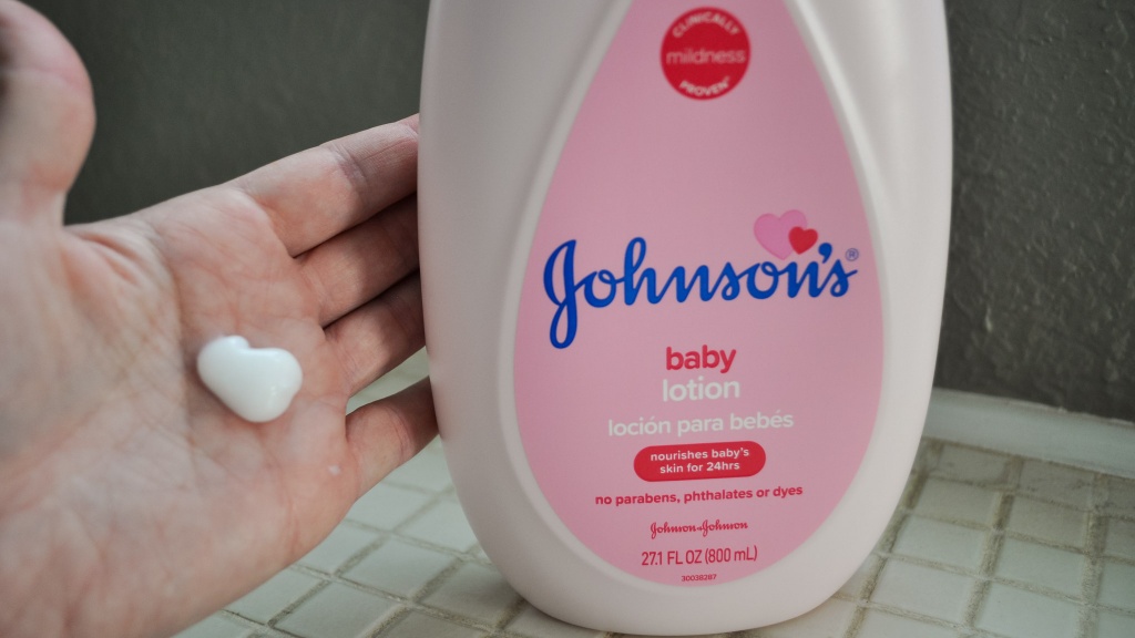 Johnson's Baby Moisturizing Mild Pink Baby Lotion with Coconut Oil for  Delicate Baby Skin, Paraben-, Phthalate- & Dye-Free, Hypoallergenic 