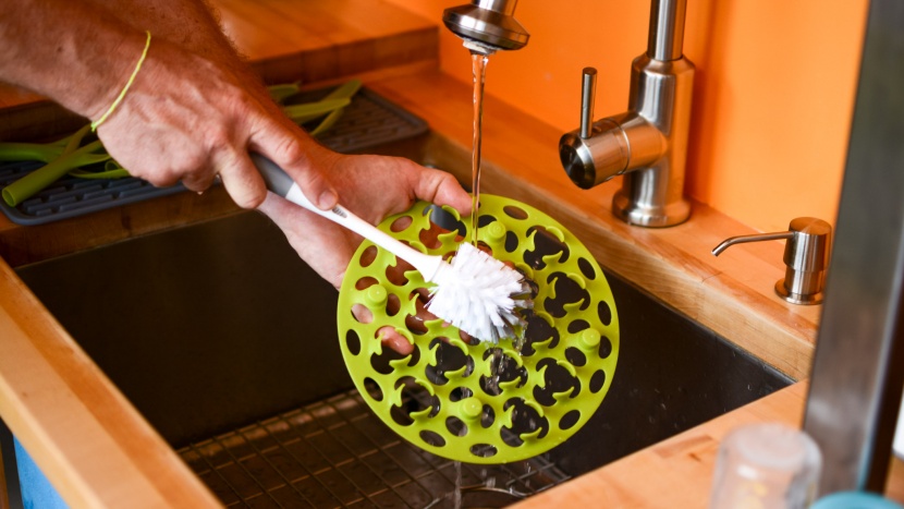 bottle drying rack - the boon sprig easily breaks down, which makes cleaning easier.