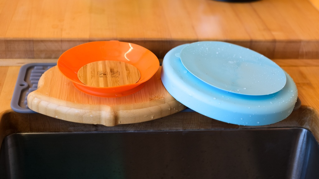 Feeding essentials for 1-2 year olds - Our favorite plates, sippy cups,  bibs and more! 