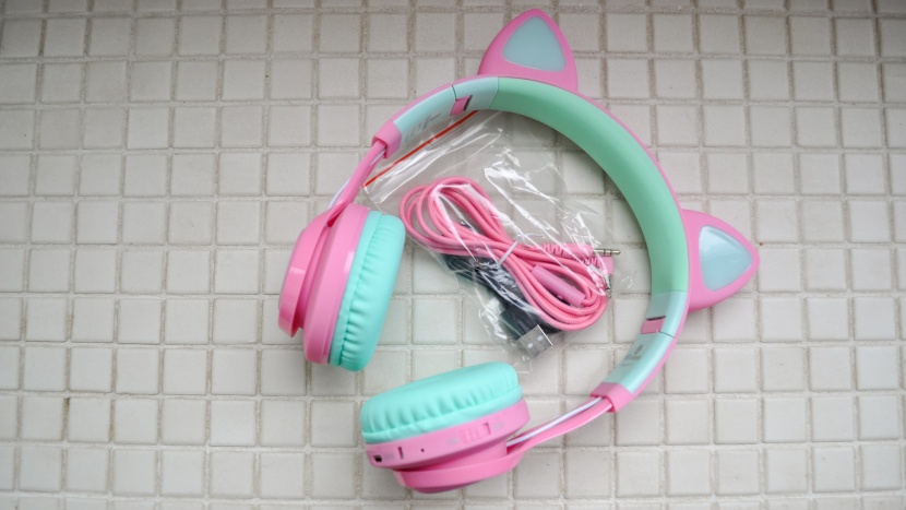 the adorable riwbox cat headphones have led lights and bluetooth...
