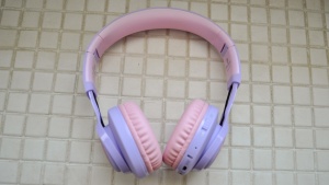 The Riwbox LED headphones flash along with the rhythm of the music...