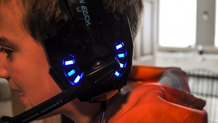 kids headphones - the bengoo lights up when plugged in, making them extra fun for...