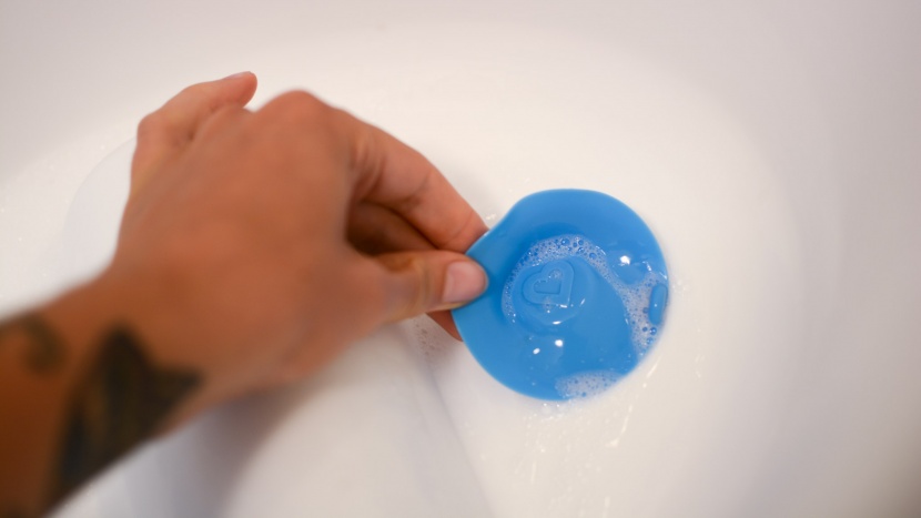 infant bath tub - the munchkin sit and soak has an easy-to-use drain.