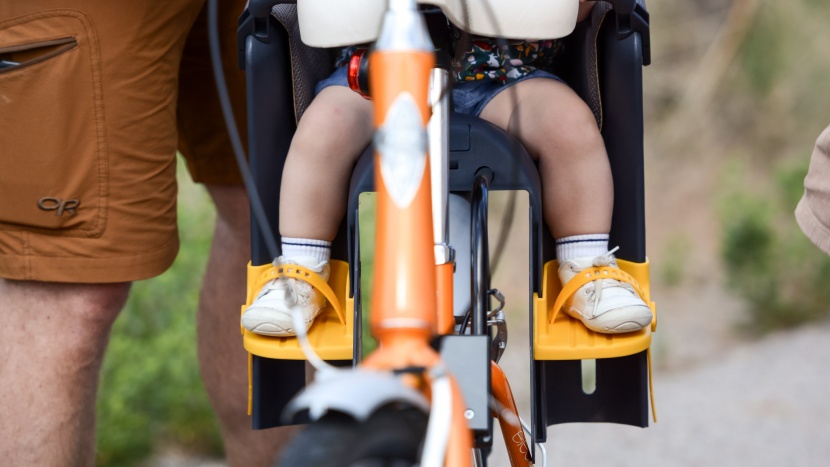 kids bike seat - we like that the cycledeals come with foot straps to keep feet in...