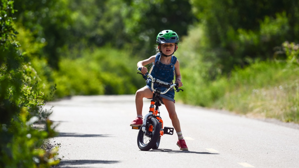 kids pedal bike - the duzy comes with a handbrake, roller handlebar pad and more to...