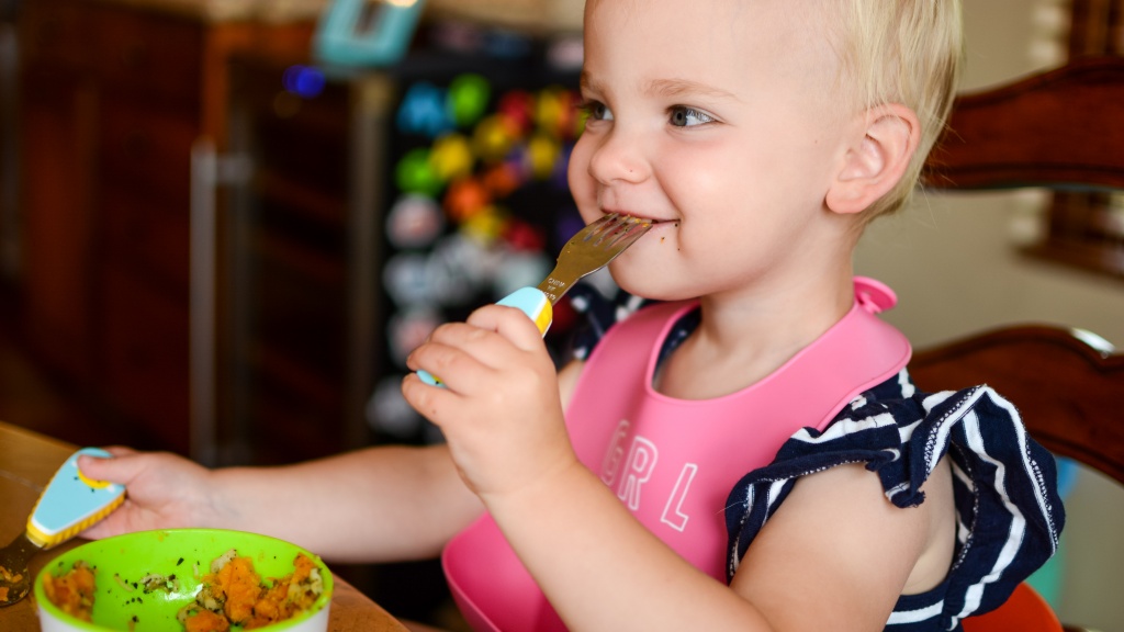 How to Choose Toddler Utensils for Feeding – 5 Things to Know