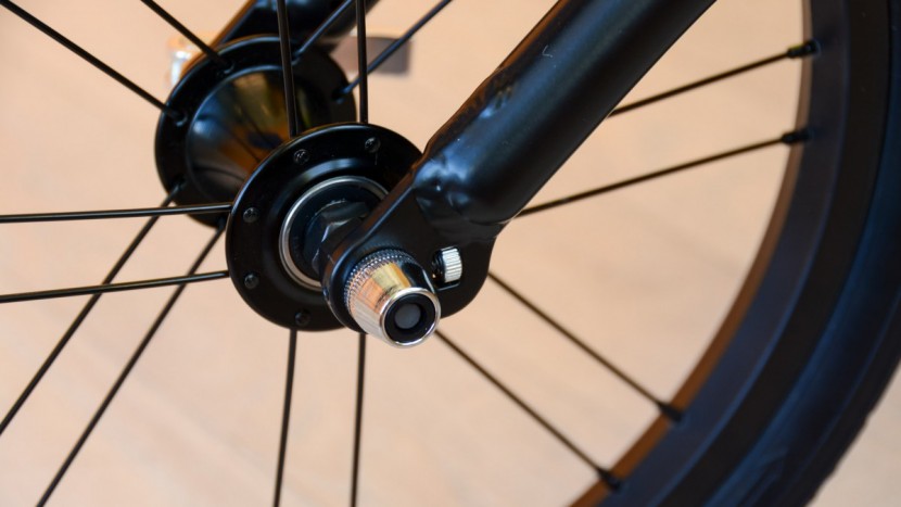 the tracking on the blaze is a small dial on the side of the wheel...