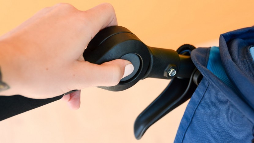 bob revolution flex 3.0 combo - the handlebar on the flex 3.0 rotates on a pivot point to adjust the...